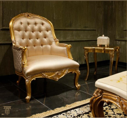 Soggiorno beige con divani Chesterfield classici a 3 posti