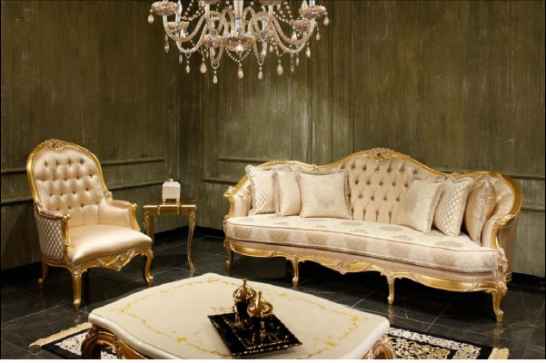 Soggiorno beige con divani Chesterfield classici a 3 posti
