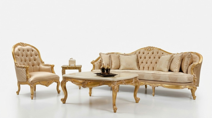Soggiorno beige con divani Chesterfield classici a 3 posti