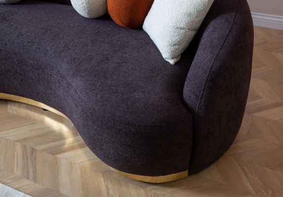 Divano design a 4 posti, colore marrone, novità nel soggiorno moderno.