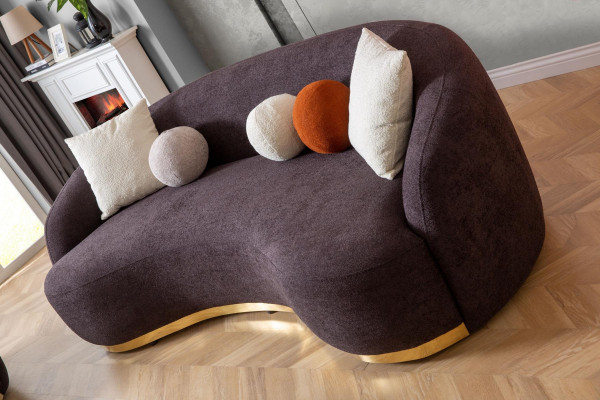 Divano design a 4 posti, colore marrone, novità nel soggiorno moderno.