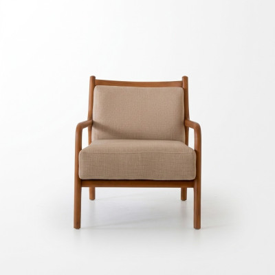 Sedia beige moderna per soggiorno, arredamento di lusso, design imbottito in ecopelle.