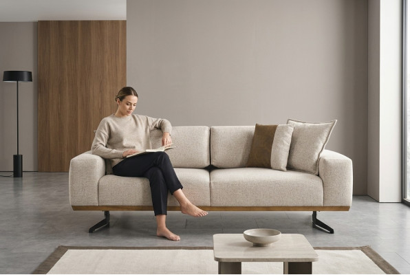 Divano a tre posti di design, colore beige, mobili di lusso per il soggiorno, 225 cm.