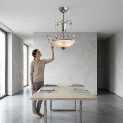 Lustro in cristallo nuovo di lusso e di design per l'interno del soggiorno.