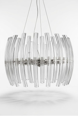 Lampadario a sospensione in cristallo luccicante per soggiorno di lusso.
