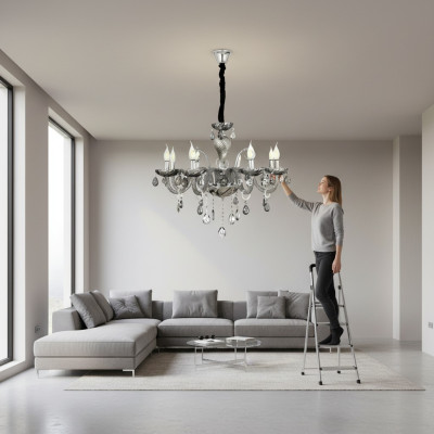 Lampadario in cristallo fumé nel soggiorno, nuovo elegante lusso a casa.