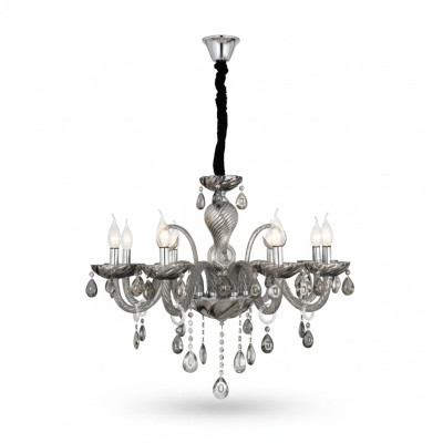 Lampadario in cristallo fumé nel soggiorno, nuovo elegante lusso a casa.