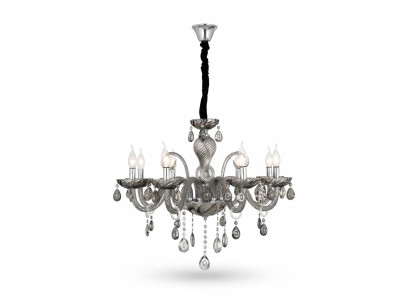 Lampadario in cristallo fumé nel soggiorno, nuovo elegante lusso a casa.