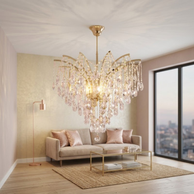Elegante lampadario di cristallo per l'arredamento esclusivo degli interni.