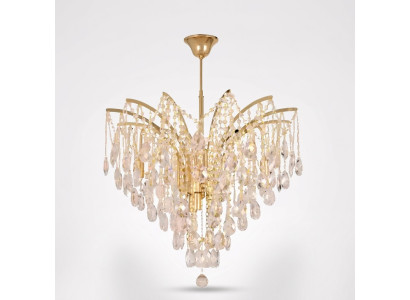 Elegante lampadario di cristallo per l'arredamento esclusivo degli interni.