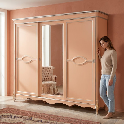 Armadio camera da letto beige a 3 ante in legno massello, classico.