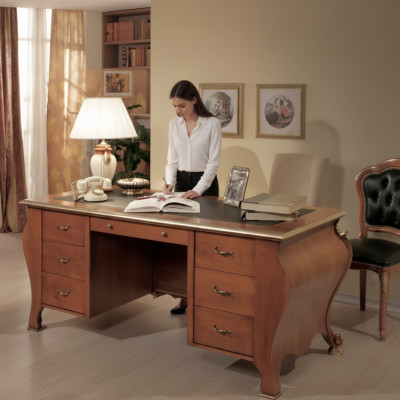 Scrivania d'ufficio design classico in legno marrone.