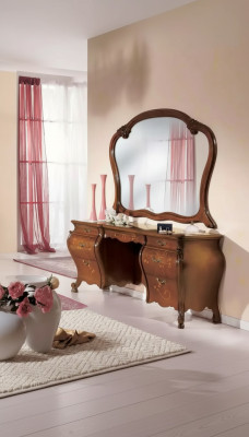 Set da toeletta con specchio in due parti per arredamento da camera da letto.