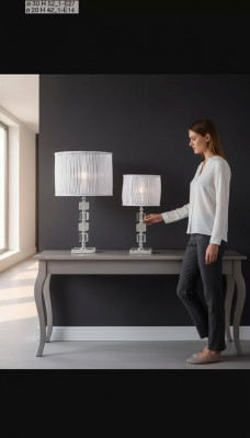 Lussuosa lampada da tavolo bianca con lampadario in cristallo stile classico nuovo.