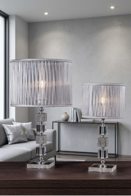 Lussuosa lampada da tavolo bianca con lampadario in cristallo stile classico nuovo.