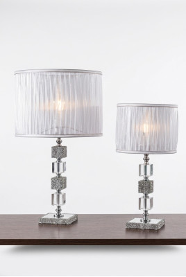 Lussuosa lampada da tavolo bianca con lampadario in cristallo stile classico nuovo.