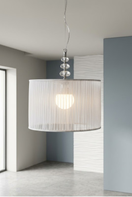 Lampadario a soffitto di lusso in cristallo bianco.