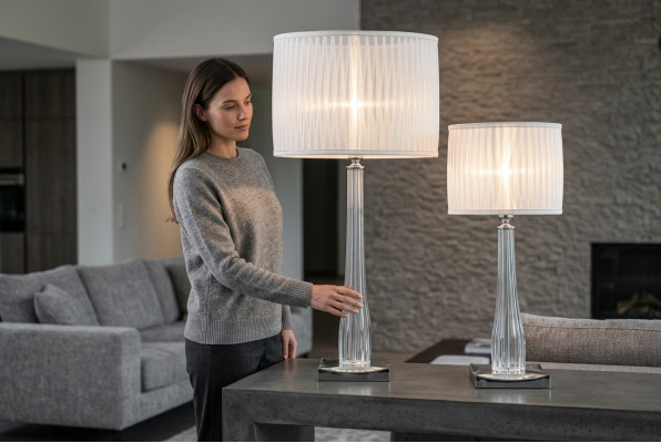 Lampada da tavolo design bianca per comodino o consolle.
