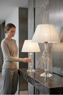 Lampada da tavolo in stile antico con cristalli e lampadine a soffitto a candeliere.