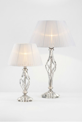 Lampada da tavolo in stile antico con cristalli e lampadine a soffitto a candeliere.