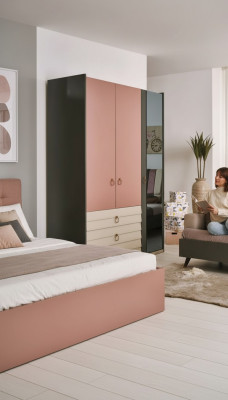 Armadio moderno di lusso in legno con ante in vetro per la camera da letto.