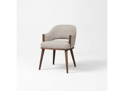 Sedia imbottita beige con struttura in legno, sedia da cucina con schienale e braccioli.   Sedia imbottita beige con struttura in legno, sedia da cucina con schienale e braccioli.
