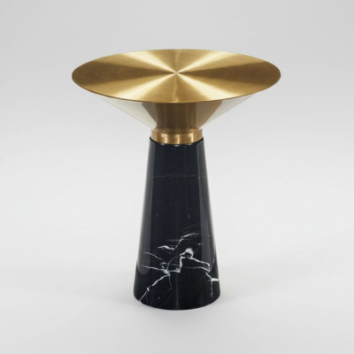 Tavolino da salotto di design nero in acciaio inossidabile di lusso.