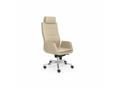 Sedia girevole di lusso beige per ufficio con schienale alto e braccioli chefaula mobili per l’arredamento dell'ufficio.   Sedia girevole di lusso beige per ufficio con schienale alto e braccioli chefaula mobili per l’arredamento dell'ufficio.