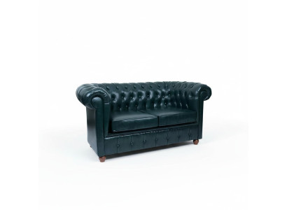 Divano Chesterfield blu scuro a due posti. Divano moderno a due posti.