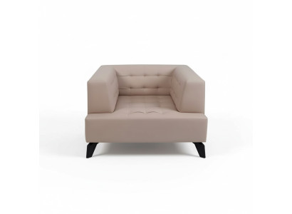 Lussuosa poltrona in pelle beige imbottita stile lounge, poltrona relax da club.