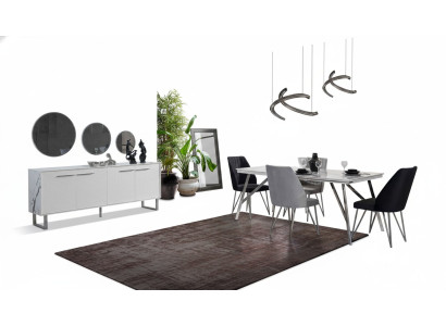 Mobili da sala da pranzo grigio-bianco: cassettiera, tavolo da pranzo e sedie imbottite di lusso.