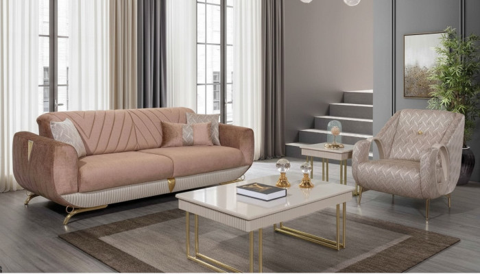 Soggiorno di lusso beige con divano a 3 posti, poltrona imbottita e tavolino.