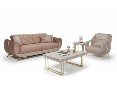 Soggiorno di lusso beige con divano a 3 posti, poltrona imbottita e tavolino.