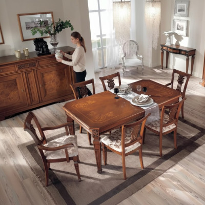 Tavolo da pranzo in legno dal design classico marrone per sala da pranzo.