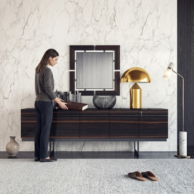 Mobile portaoggetti per sala da pranzo di lusso con specchio, completo di design moderno.