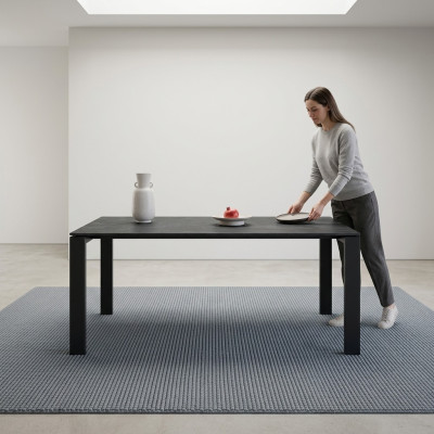 Set da pranzo con tavolo da pranzo in metallo e tessuto da designer, sedie e armadio da pranzo.