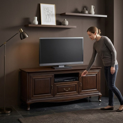 Mobile TV in legno massello marrone con ripiano per TV.