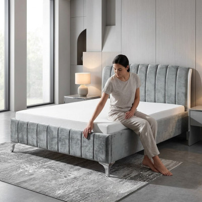 Camera da letto di lusso con letto matrimoniale grigio, letto in legno, telaio del letto.
