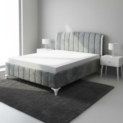 Camera da letto di lusso con letto matrimoniale grigio, letto in legno, telaio del letto.