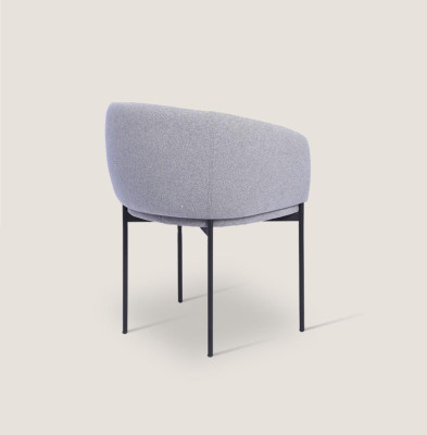Sedia imbottita grigia con braccioli, design unico, per il soggiorno.