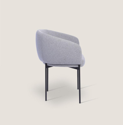 Sedia imbottita grigia con braccioli, design unico, per il soggiorno.