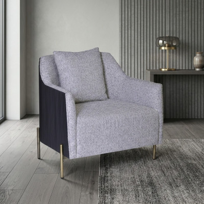 Grigia poltrona di lusso monoposto con piedi in acciaio inox per il soggiorno, struttura in legno.