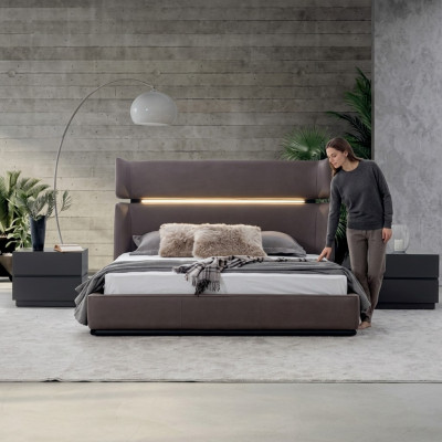 Camera da letto di lusso con letto e 2 comodini, design moderno.