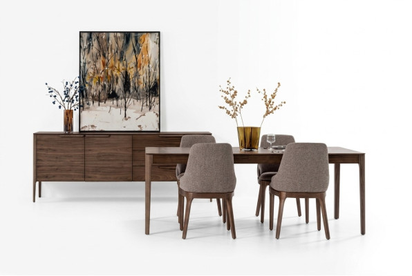 Set da pranzo in marrone con tavolo da pranzo, 4 sedie e credenza.