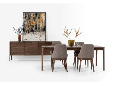Set da pranzo in marrone con tavolo da pranzo, 4 sedie e credenza.