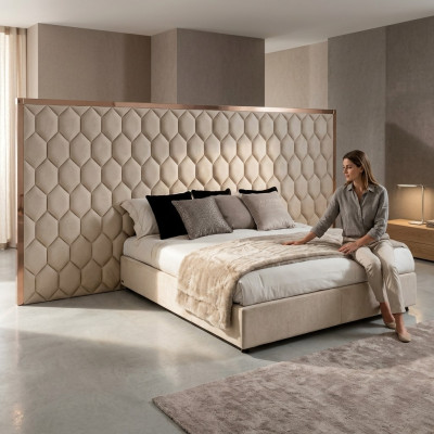 Grande letto matrimoniale beige, letto design, struttura letto con testiera, mobili.