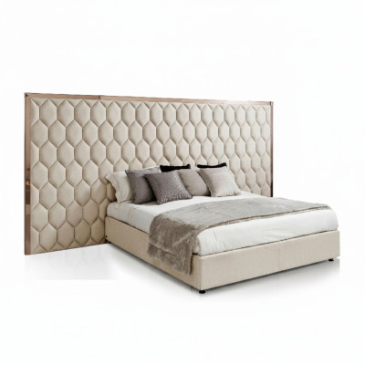 Grande letto matrimoniale beige, letto design, struttura letto con testiera, mobili.
