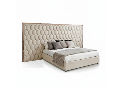 Grande letto matrimoniale beige, letto design, struttura letto con testiera, mobili.