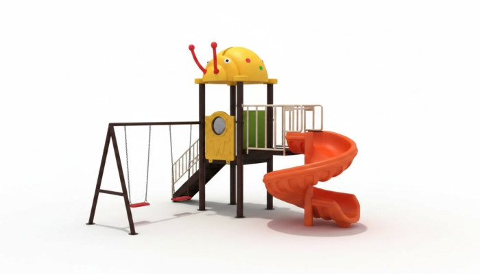 Parco giochi con scivoli e altalene. Divertimento per i bambini.