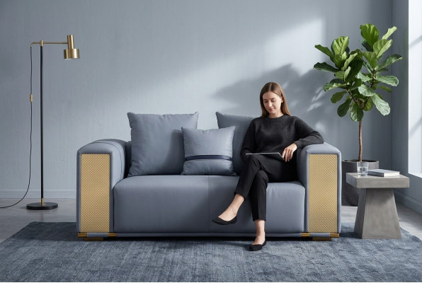 Sofà per il soggiorno di lusso a due posti in tessuto blu, design moderno.